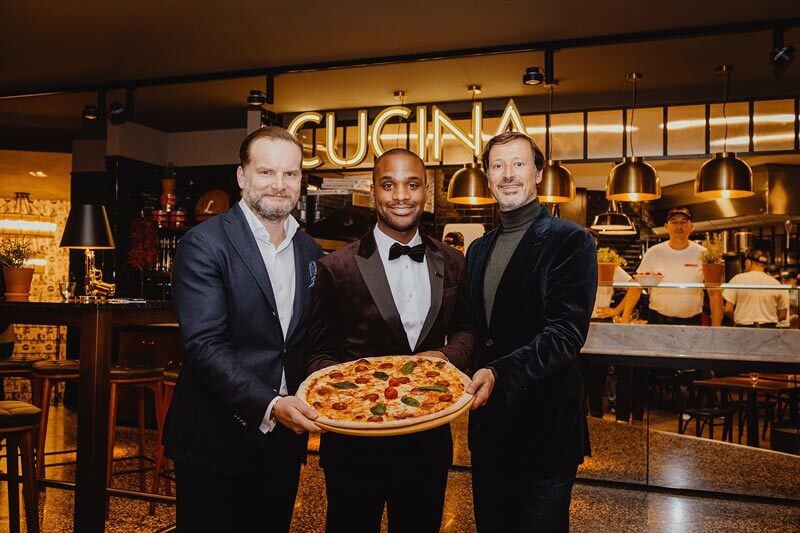 Mirko Silz mit Restaurant-Mitarbeitern bei der Eröffnung der 100. Filiale.