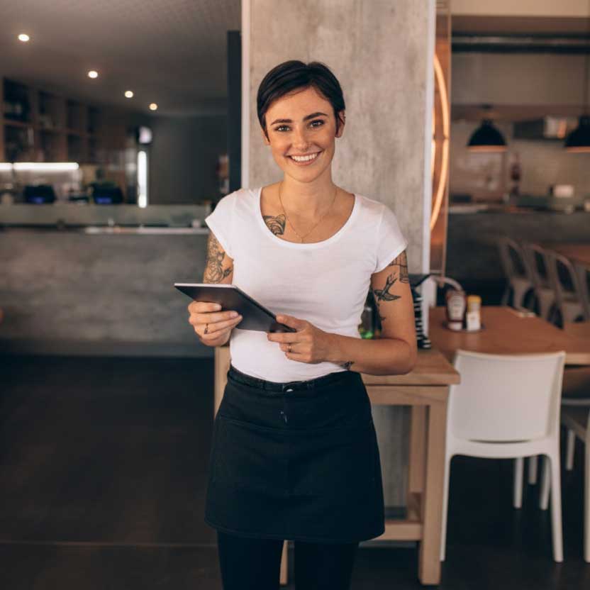 Restaurant-Leiterin zufrieden mit der Auswahl des Online-Reservierungssystems.